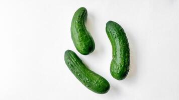 vers biologisch komkommers Aan wit achtergrond foto