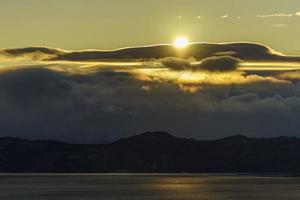 zeegezicht met een prachtige zonsondergang over de baai van avacha in kamchatka foto