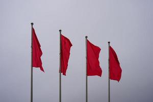 rode vlaggen tegen een wazige lucht foto