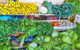 vers groenten fruit en salade Groenen kruiden Bij de markt. foto