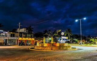 puerto escondido oaxaca Mexico 2023 bezig weg straat het rijden auto's verkeer jam verkeer cirkel nacht. foto