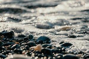 wazig gouden zee Bij zonsondergang. de zon weerspiegelt en sparkles Aan de golven met bokeh, verhelderend de gouden zee. vakantie recreatie concept. abstract nautische zomer oceaan zonsondergang natuur achtergrond. foto