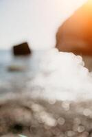 abstract natuur zomer oceaan zonsondergang zee achtergrond. klein golven Aan water oppervlakte in beweging vervagen met bokeh lichten van zonsopkomst. vakantie, vakantie en recreatief achtergrond concept. foto