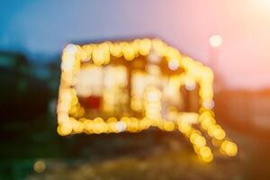 abstract onscherp helder Kerstmis lichten Aan houten huis, creëren decoratief verlichting in avond tafereel foto