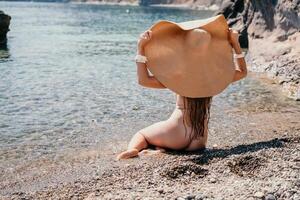 vrouw reizen zee. gelukkig toerist in hoed genieten nemen afbeelding buitenshuis voor herinneringen. vrouw reiziger poseren Aan de strand Bij zee omringd door vulkanisch bergen, sharing reizen avontuur reis foto
