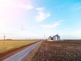 modern metaal silo's Aan agro-verwerking en fabricage fabriek. antenne visie van graanschuur lift verwerken drogen schoonmaak en opslagruimte van agrarisch producten, meel, granen en korrel. niemand. foto