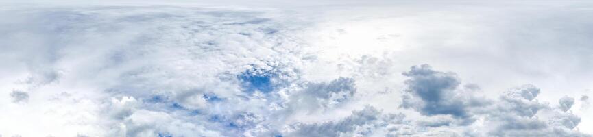 naadloos lucht panorama Aan bewolkt dag in bolvormig equirectangular formaat met compleet zenit voor gebruik in 3d grafiek, spel en voor composieten in antenne dar 360 mate panorama's net zo een lucht koepel. foto