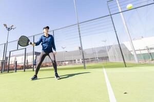 peddelen tennis vrouw beeld in rechtbank foto