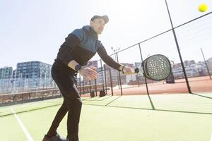 jong padel speler treinen door vangen hoog ballen foto