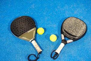 padel tennis racket sport rechtbank en ballen foto