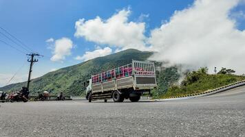 bergachtig vrachtauto reis onder Doorzichtig blauw lucht foto