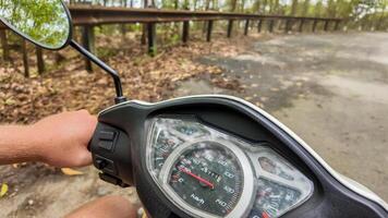 motorrijder reis Aan landelijk weg reizen concept foto