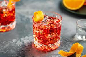 ai gegenereerd negroni cocktail geserveerd in elegant glaswerk met oranje Pel garneer foto