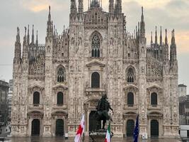 Milaan, Italië - 12 november 2023. ruiter standbeeld van koning Victor emmanuel in de plein in voorkant van Milaan kathedraal. Italië foto