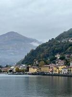 oude kleurrijk villa's in domaso Aan meer como Bij de voet van de bergen. Italië foto