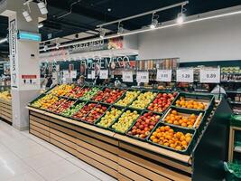 budva, Montenegro - 18 augustus 2023. helder vers fruit liggen in dozen in een supermarkt foto