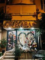 budva, Montenegro - 25 december 2022. bloem winkel venster met Kerstmis decoraties foto