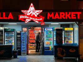 budva, Montenegro - 25 december 2022. koelkasten met drankjes staan in de buurt een klein winkel. onderschrift. stella markti foto