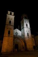 oude kathedraal van st. tryphon Bij nacht door de licht van lantaarns. kotor, Montenegro foto