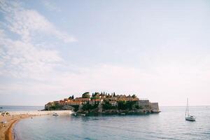 het zeilen jacht zeilen langs de baai van Kotor naar de eiland van sveti Stefan. Montenegro foto