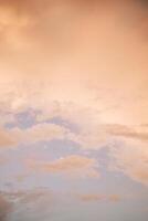 roze wolken in de zonsondergang lucht. bodem visie foto