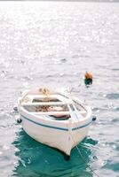 wit visvangst boot afgemeerd in de zee foto