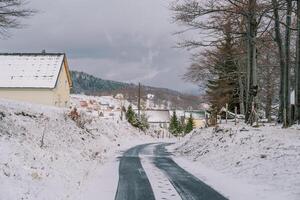 beurt van de besneeuwd snelweg van de Woud naar de dorp foto