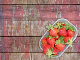 aardbeien op houten achtergrond foto