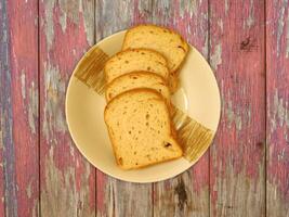 brood op houten achtergrond foto