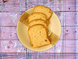 brood op houten achtergrond foto