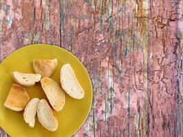 brood op houten achtergrond foto