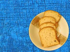 brood op houten achtergrond foto