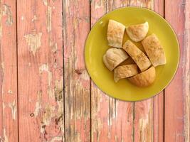 brood op houten achtergrond foto