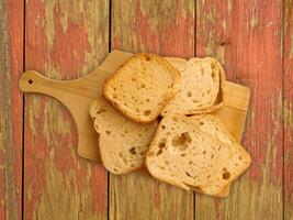 brood op houten achtergrond foto