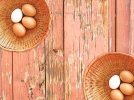 eieren op de houten achtergrond foto