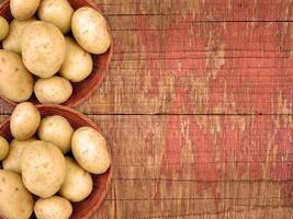 aardappelen Aan de houten achtergrond foto