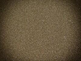 textuur van donker zand aan zee foto