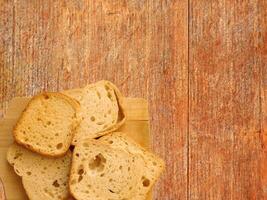 brood op houten achtergrond foto