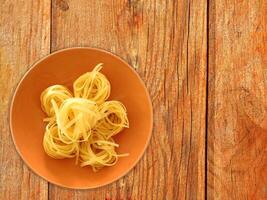 pasta op houten achtergrond foto