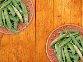 groene erwten op de houten achtergrond foto