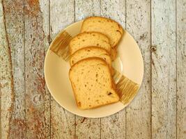 brood op houten achtergrond foto