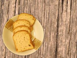 brood op houten achtergrond foto