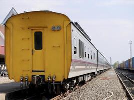 openbaar Thais diesel trein in de station, vracht trein reizend, trein station, een trein is op reis naar beneden de sporen foto