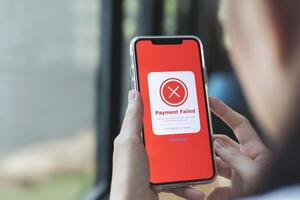 betaling mislukt, afgewezen. rood online financieel transactie kennisgeving in toepassing tonen fout Aan smartphone. concept van online bankieren, versleutelen transacties en beveiligen verbinding. foto