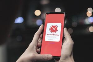 betaling mislukt, afgewezen. rood online financieel transactie kennisgeving in toepassing tonen fout Aan smartphone. concept van online bankieren, versleutelen transacties en beveiligen verbinding. foto