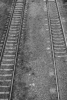 fotografie naar thema spoorweg bijhouden na voorbijgaan trein Aan spoorweg foto