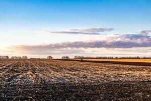 fotografie Aan thema groot leeg boerderij veld- voor biologisch oogst foto