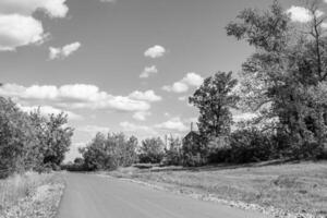 mooi leeg asfalt weg in platteland Aan licht achtergrond foto