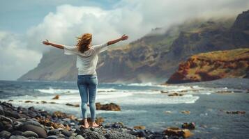 ai gegenereerd vrouw genieten van wind en ademen vers lucht Aan rotsachtig strand. genieten van, vrouw, Dames, gezond, zee, meditatie, harmonie, steen, vakantie, steen, reizen foto