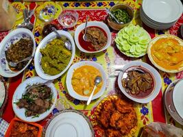 Ramadan snel breken maaltijd met padang keuken net zo een typisch voedsel in Indonesië foto